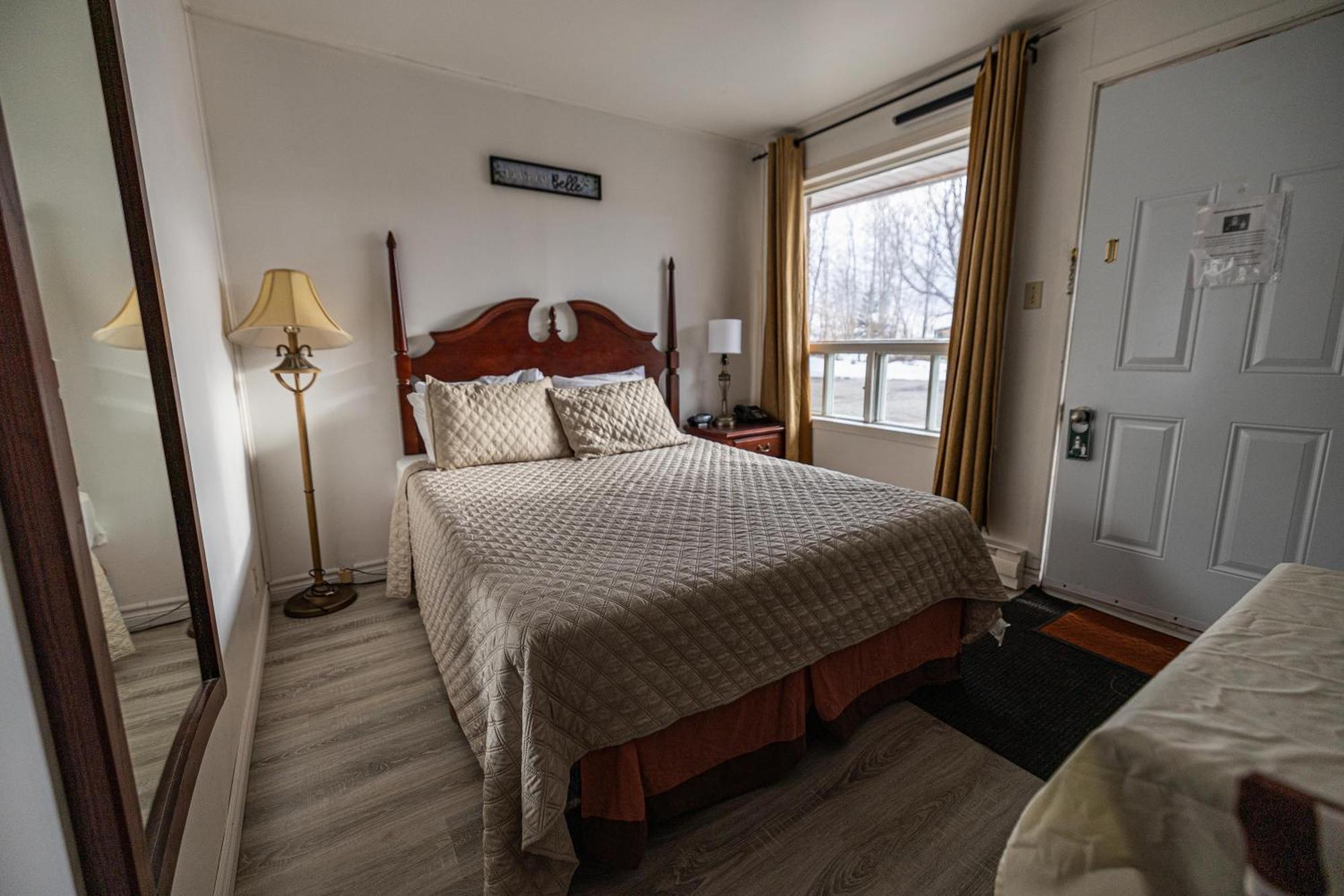 Motel Deblois Sainte-Anne-de-Beaupré Exteriör bild