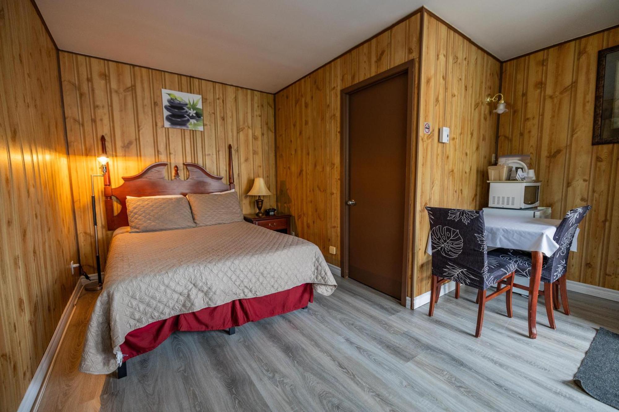 Motel Deblois Sainte-Anne-de-Beaupré Exteriör bild