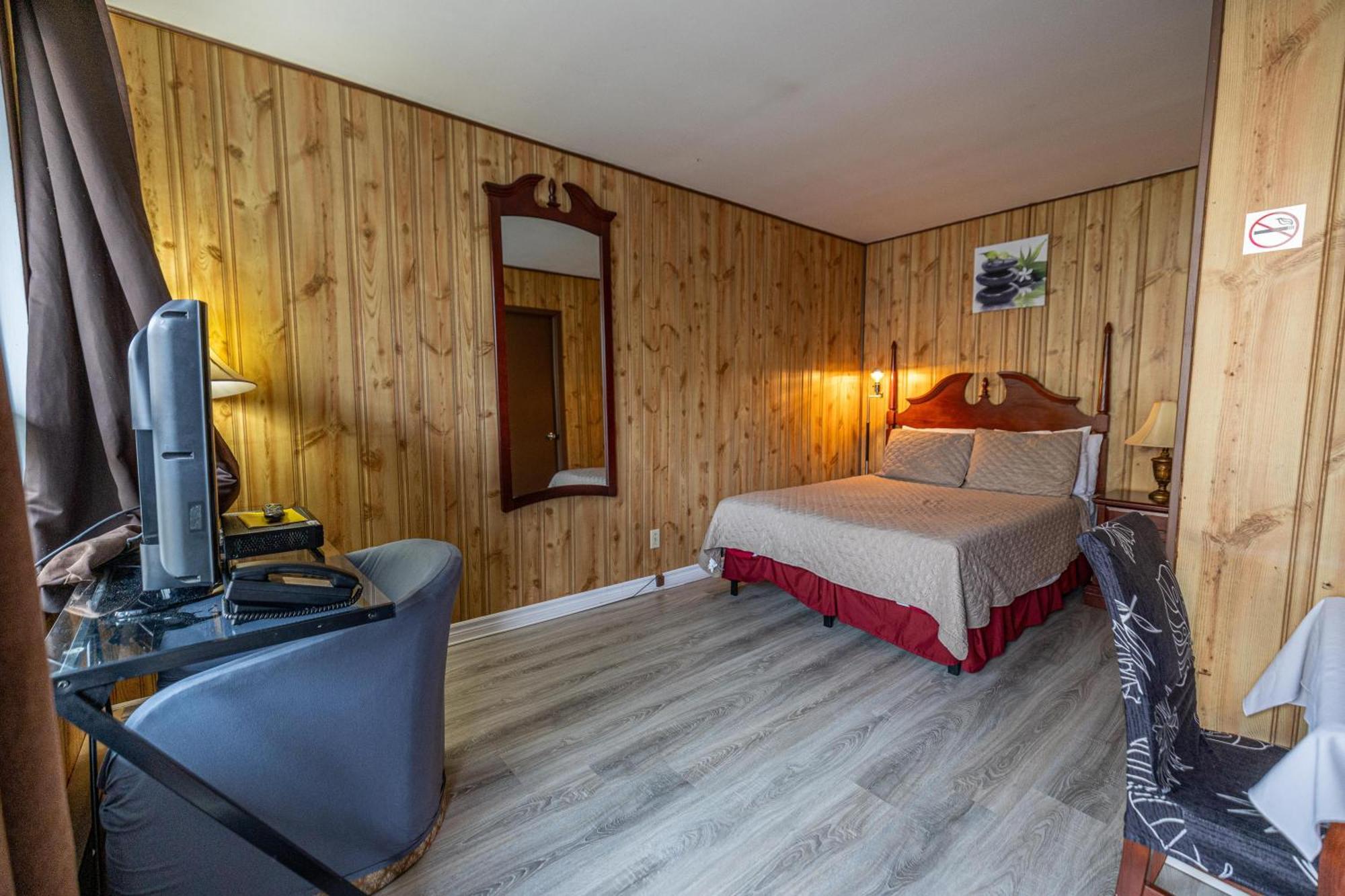 Motel Deblois Sainte-Anne-de-Beaupré Exteriör bild