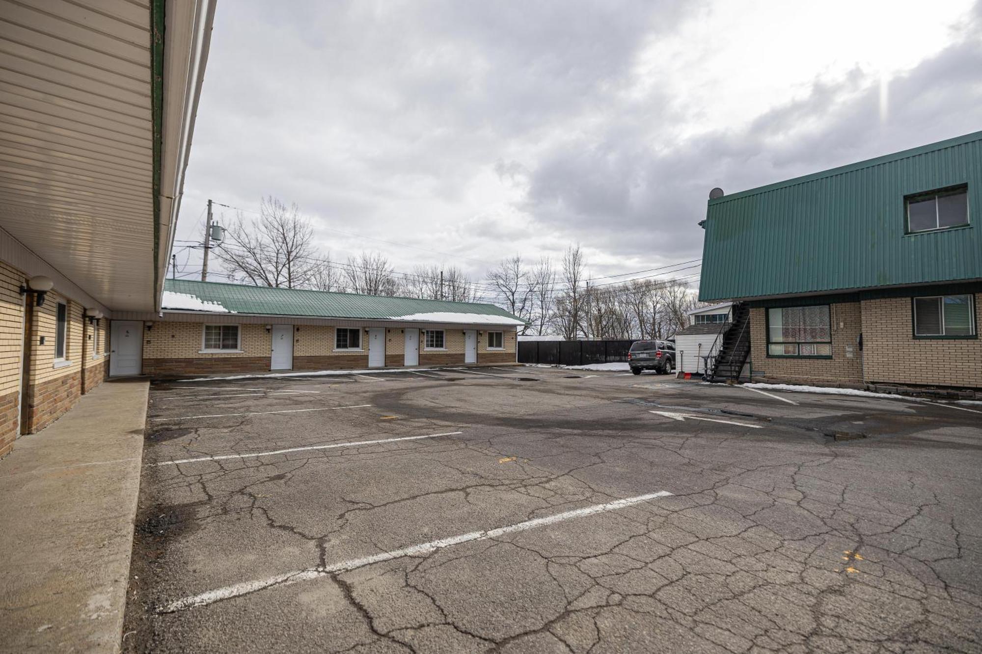 Motel Deblois Sainte-Anne-de-Beaupré Exteriör bild